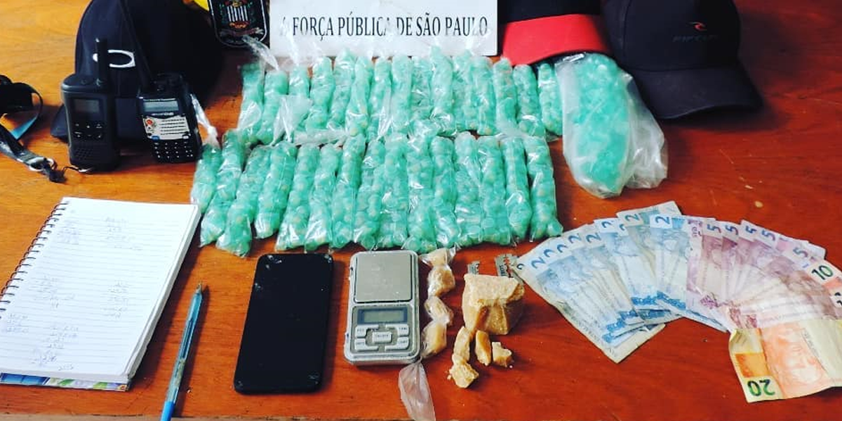 Drogas e materiais relacionados ao tráfico foram apreendidos pela PM
