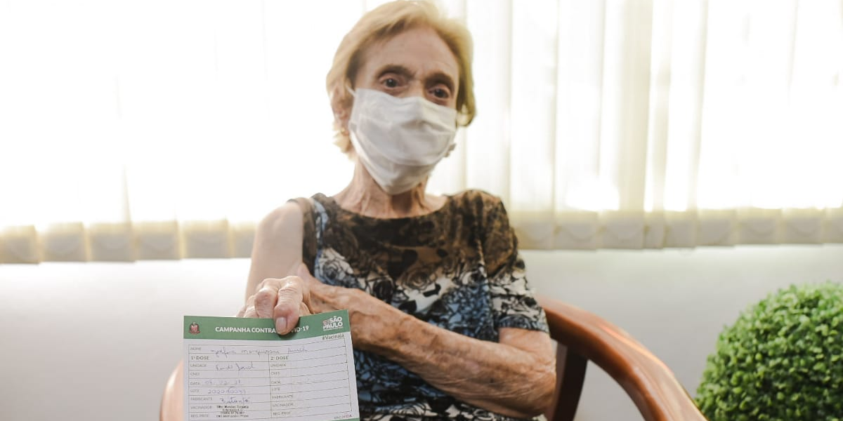 Aos 104 anos, Dona Pina recebeu a primeira dose da vacina contra a Covid-19