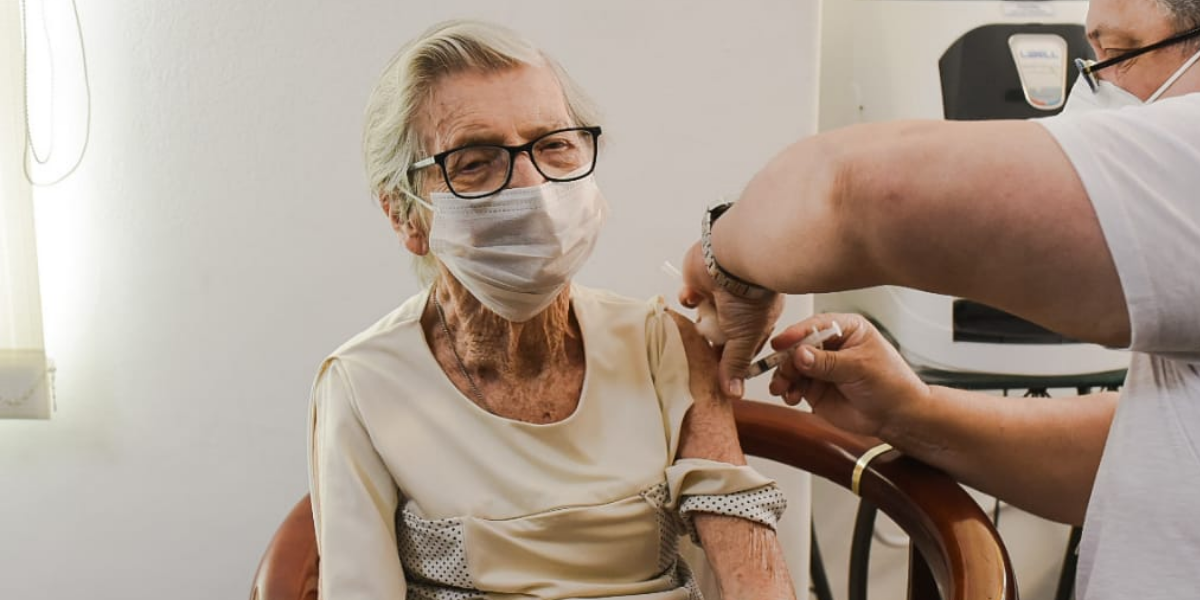 Dona Nancy, de 99 anos, recebe a primeira dose da vacina contra Covid-19 