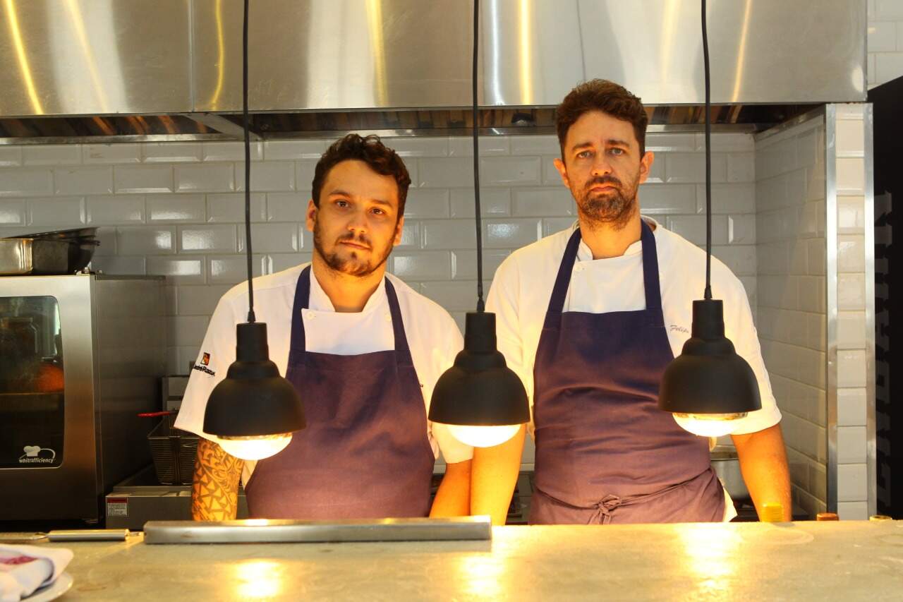Chefs Felipe Cruz e Jose Rosa, nos currículos fogões de primeira linha 
