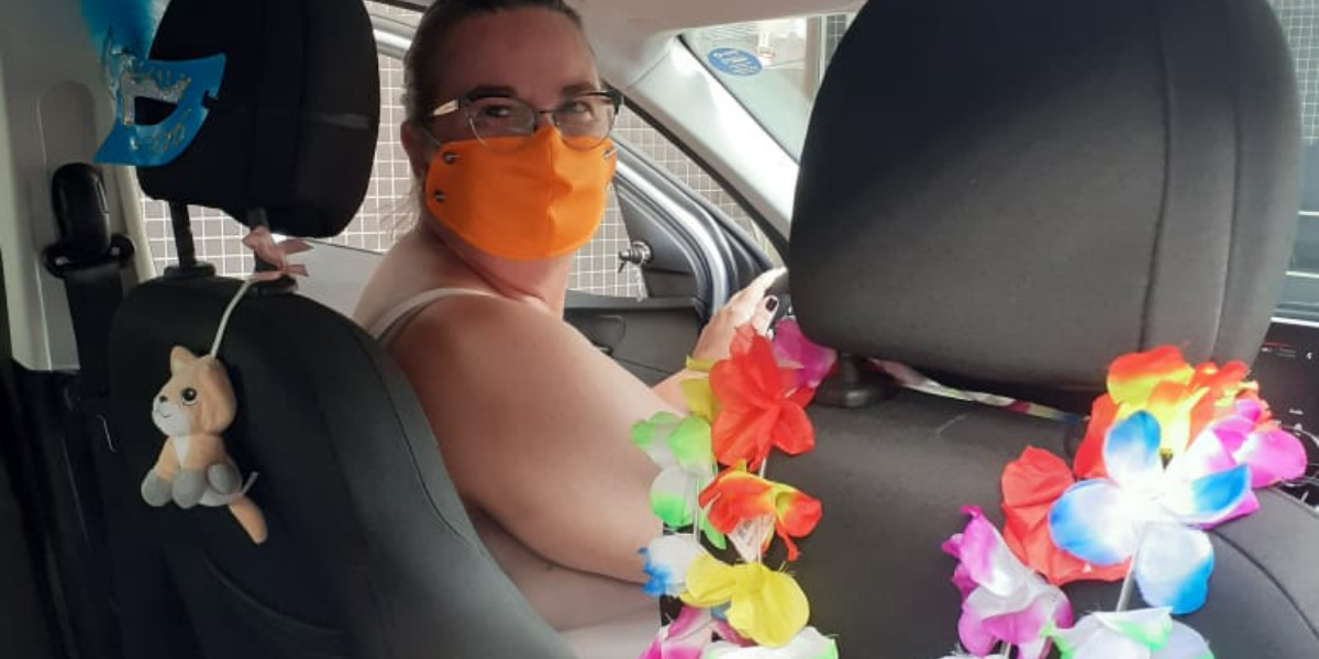 Katia decorou o carro com adereços carnavalescos para animar as viagens 