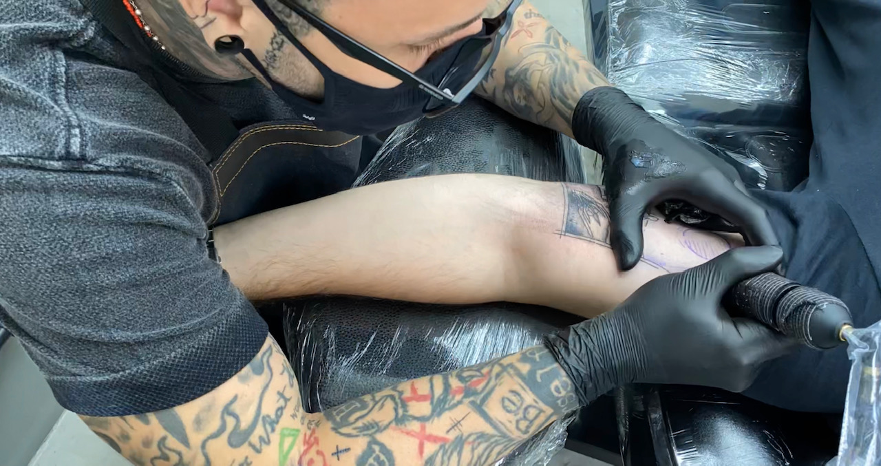 La Scala faz tatuagem 'Geek' no braço de um cliente 