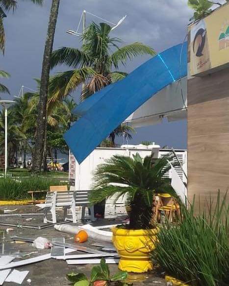Um quiosque ficou destruído após tempestade, assustando clientes e funcionários do local 
