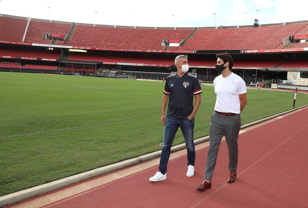 Kaká acompanhou Crespo durante a visita ao estádio do Morumbi