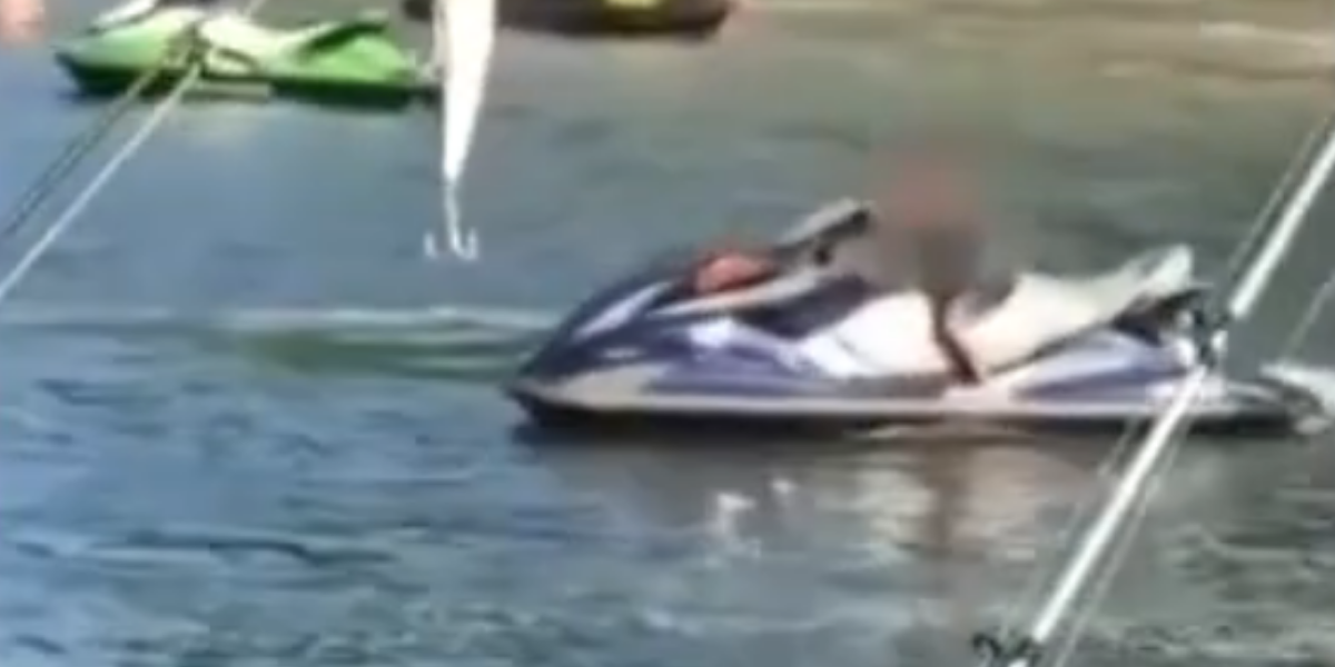 Criança foi flagrada pilotando moto aquática em Itanhaém 