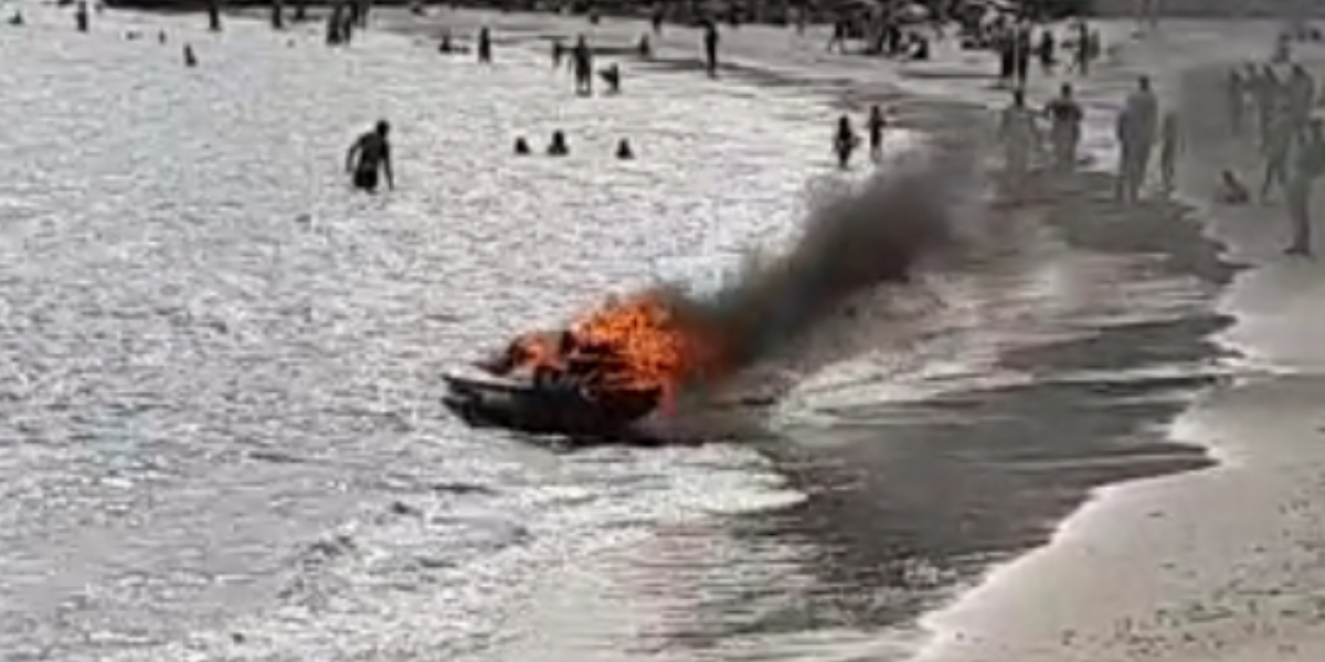Moto aquática em chamas foi arrastada na Praia do Gonzaguinha, em São Vicente 