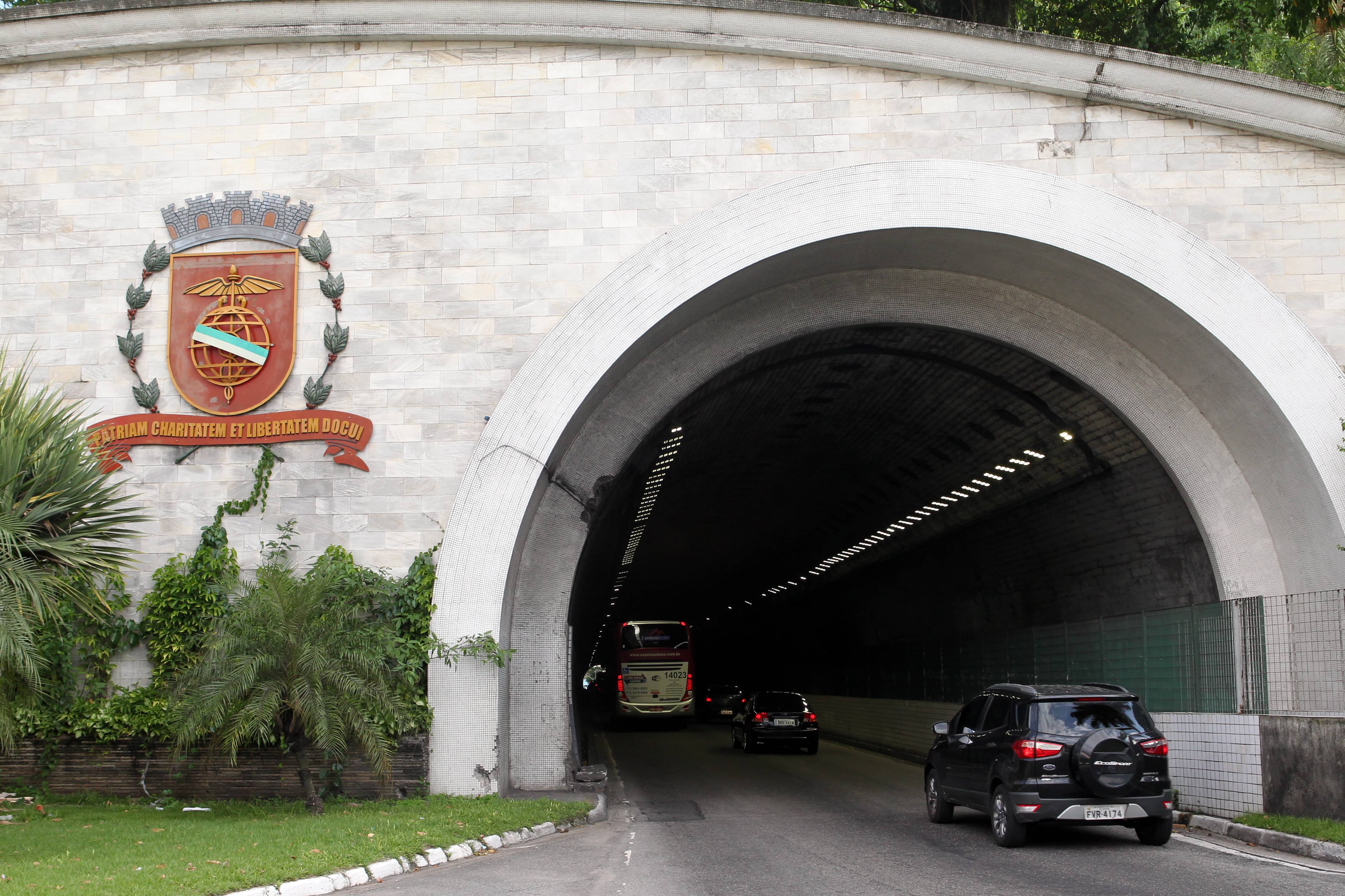 Bandidos anunciaram o assalto após percorrerem o túnel Rubens Ferreira Martins, no Centro de Santos