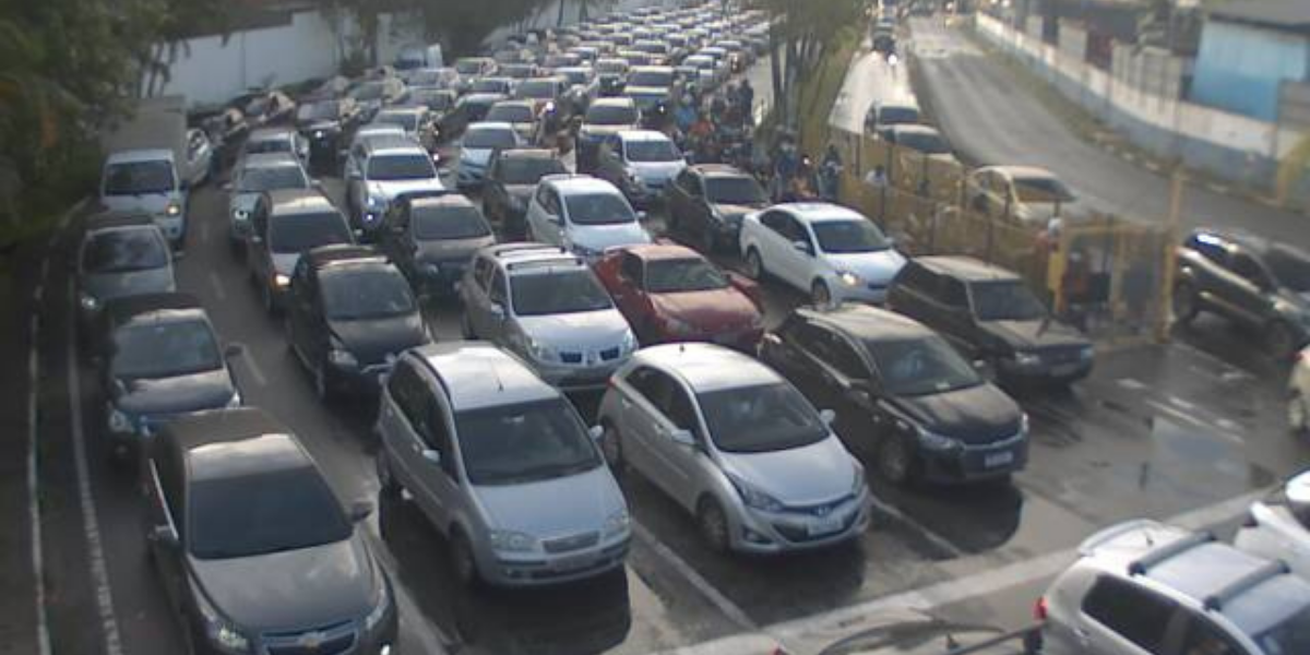Grande número de veículos esperam para atravessar no lado de Guarujá