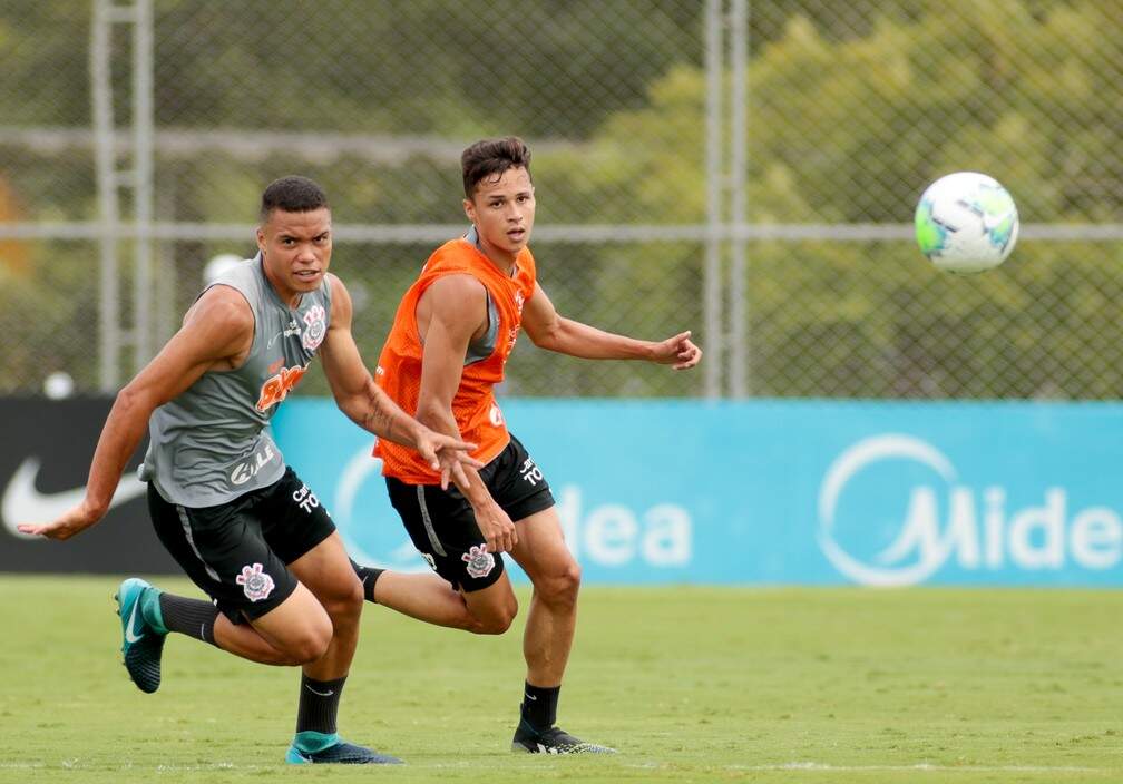 Luis Mandaca e Matheus Araújo durante treino desta segunda-feira