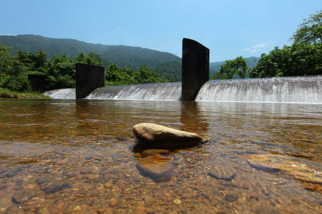 Casal desapareceu após ter sido atingido por uma cabeça d'água, no Rio Perequê, em Cubatão. 