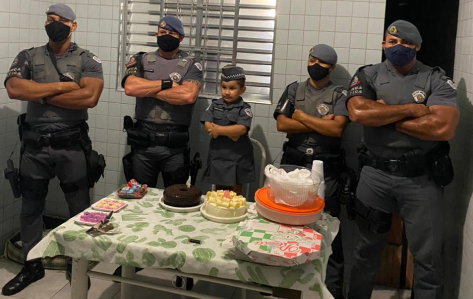 Policiais do 21º BPM/I fizeram uma festa surpresa para Lorena em Guarujá 