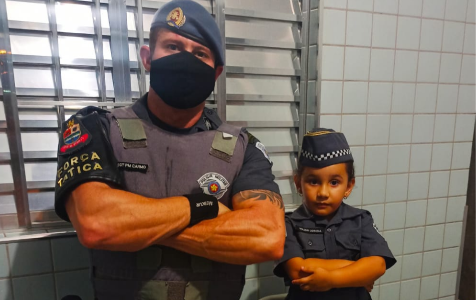 Sargento Carmo, da Força Tática, ao lado de Lorena Menezes 