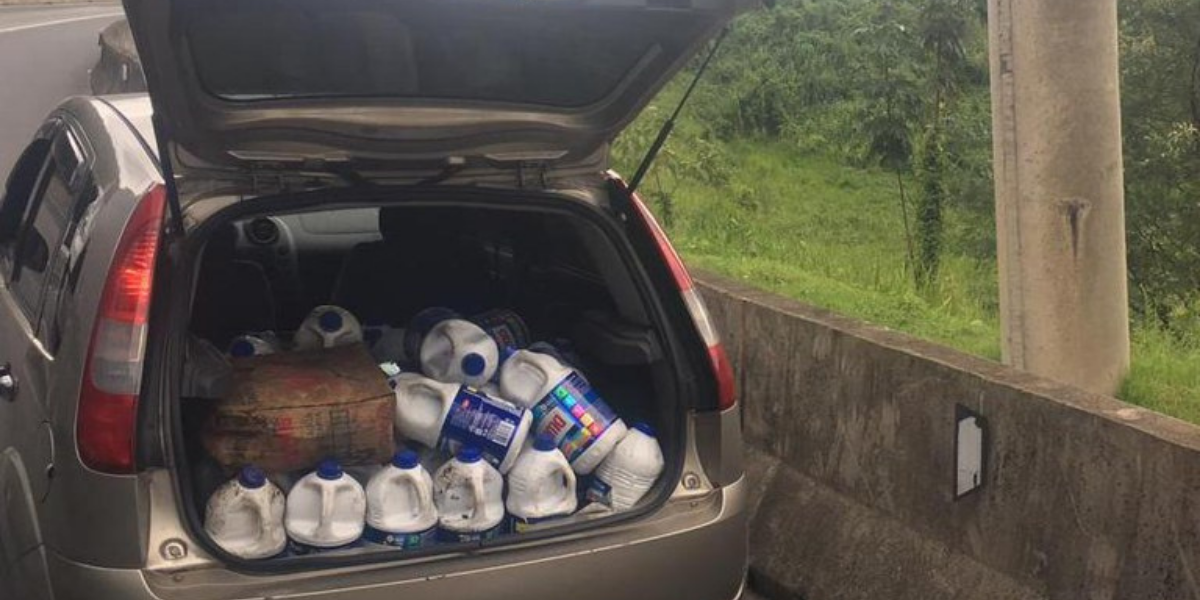 No carro, foram encontrados 54 galões de 5L de água sanitária