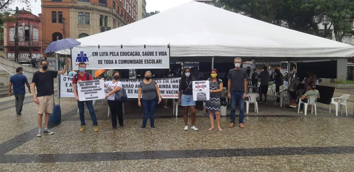 Trabalhadores se reuniram na Praça Mauá para protestar contra a volta às aulas presenciais 