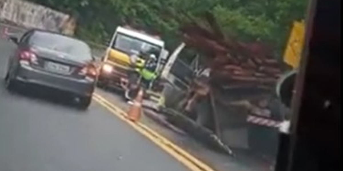 Caminhão derrubou carga de madeira após colidir com outro na Rodovia Mogi-Bertioga
