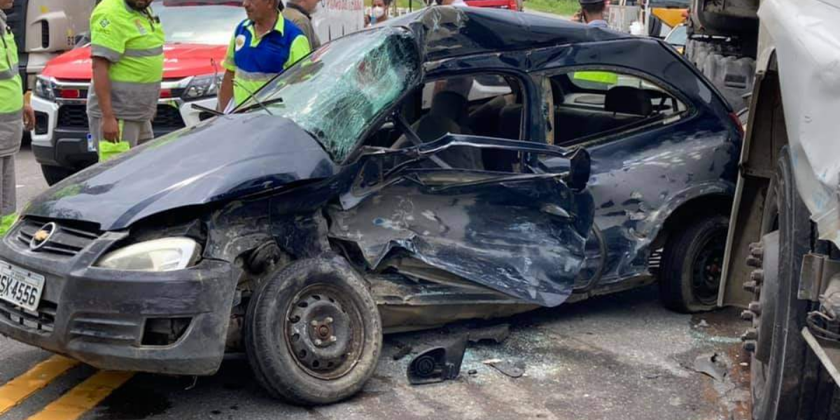 Colisão transversal deixou motorista com ferimentos graves em Pedro de Toledo
