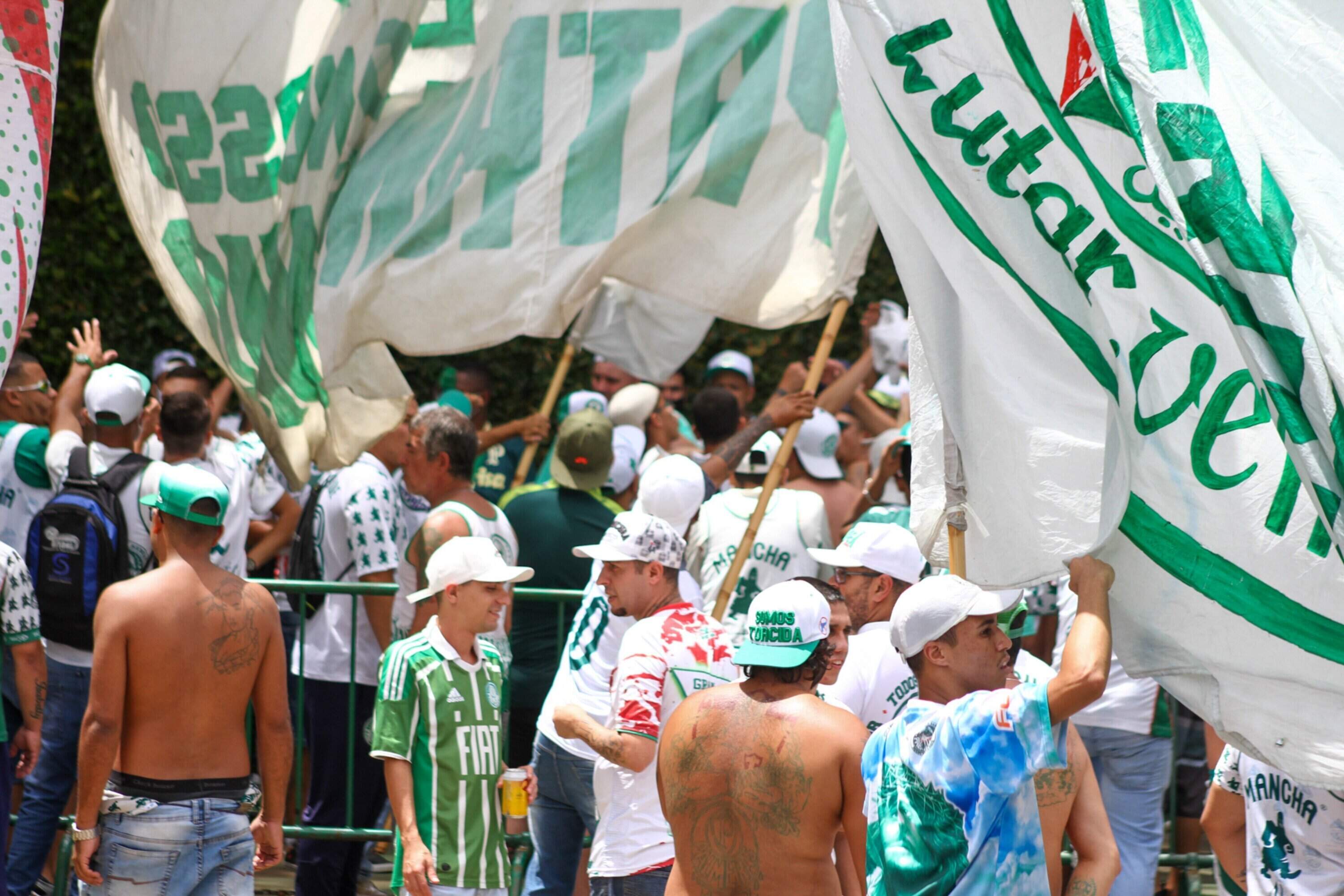 Com bandeiras e cantos de incentivo, centenas de torcedores foram até o CT do Palmeiras