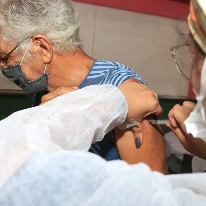 Hélio Estrella foi imunizado no último sábado (27) 