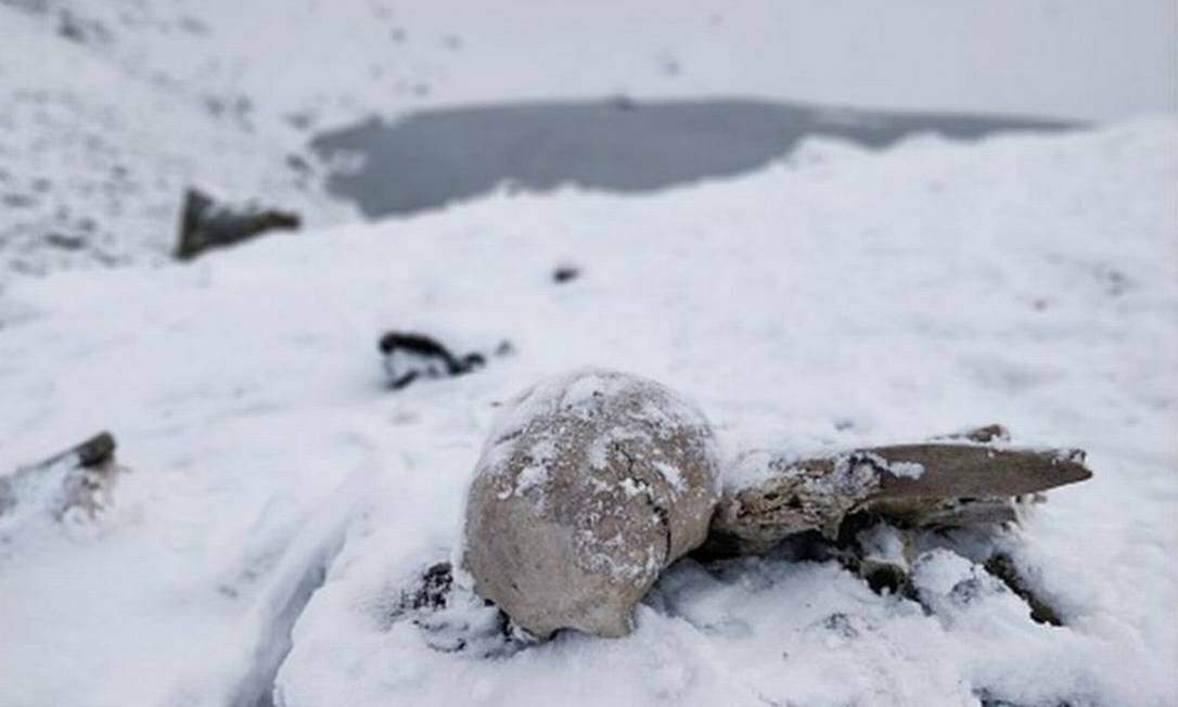 Esqueletos foram encontrados em lago congelado