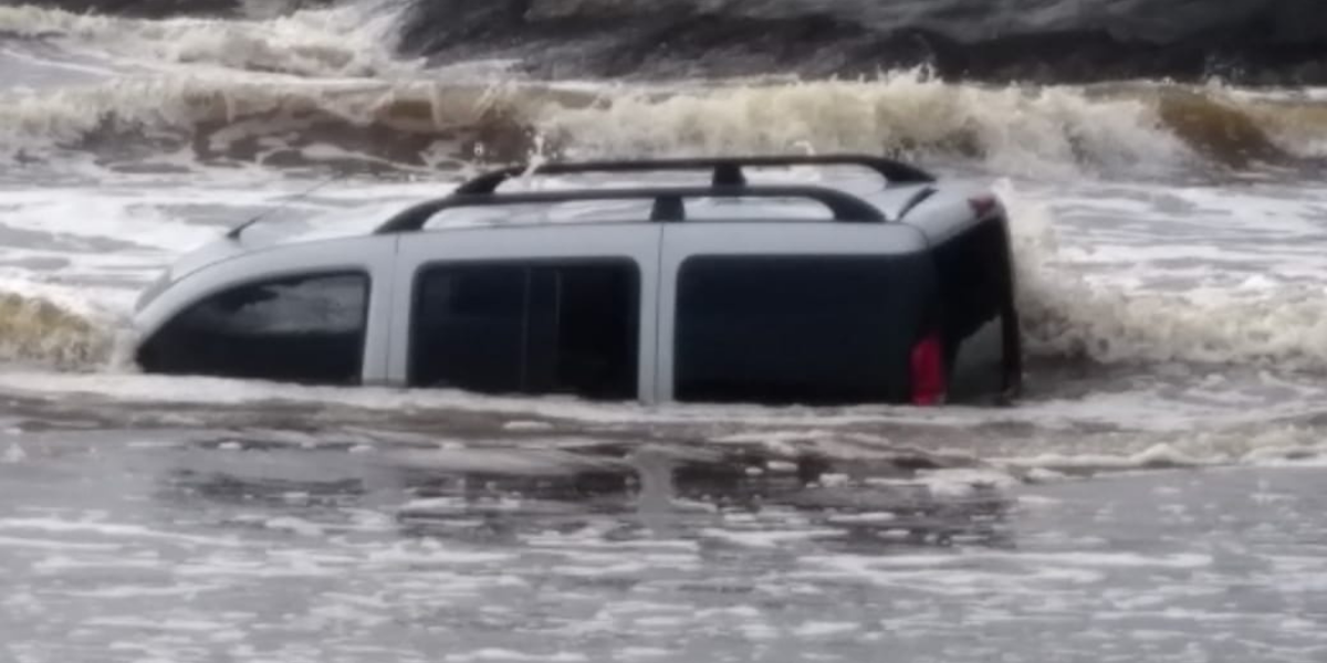 Veículo ficou submerso e chamou a atenção de moradores que passavam pelo local