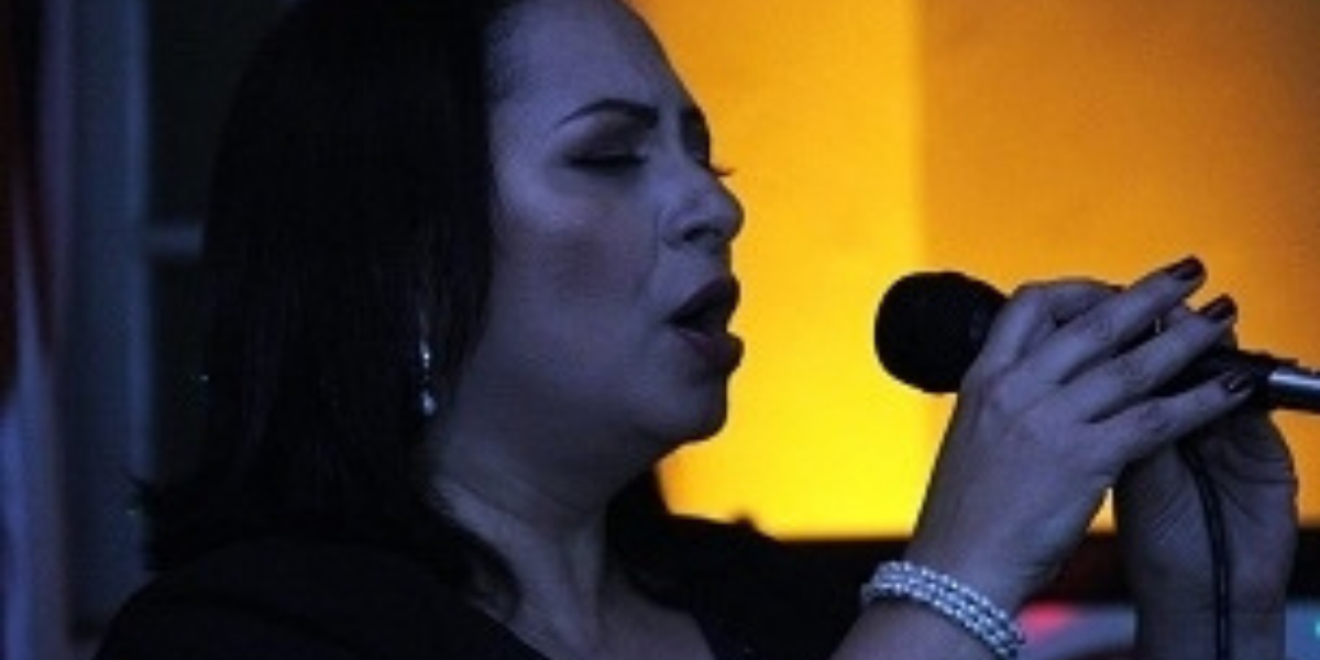 Cida Duarte canta profissionalmente há 20 anos