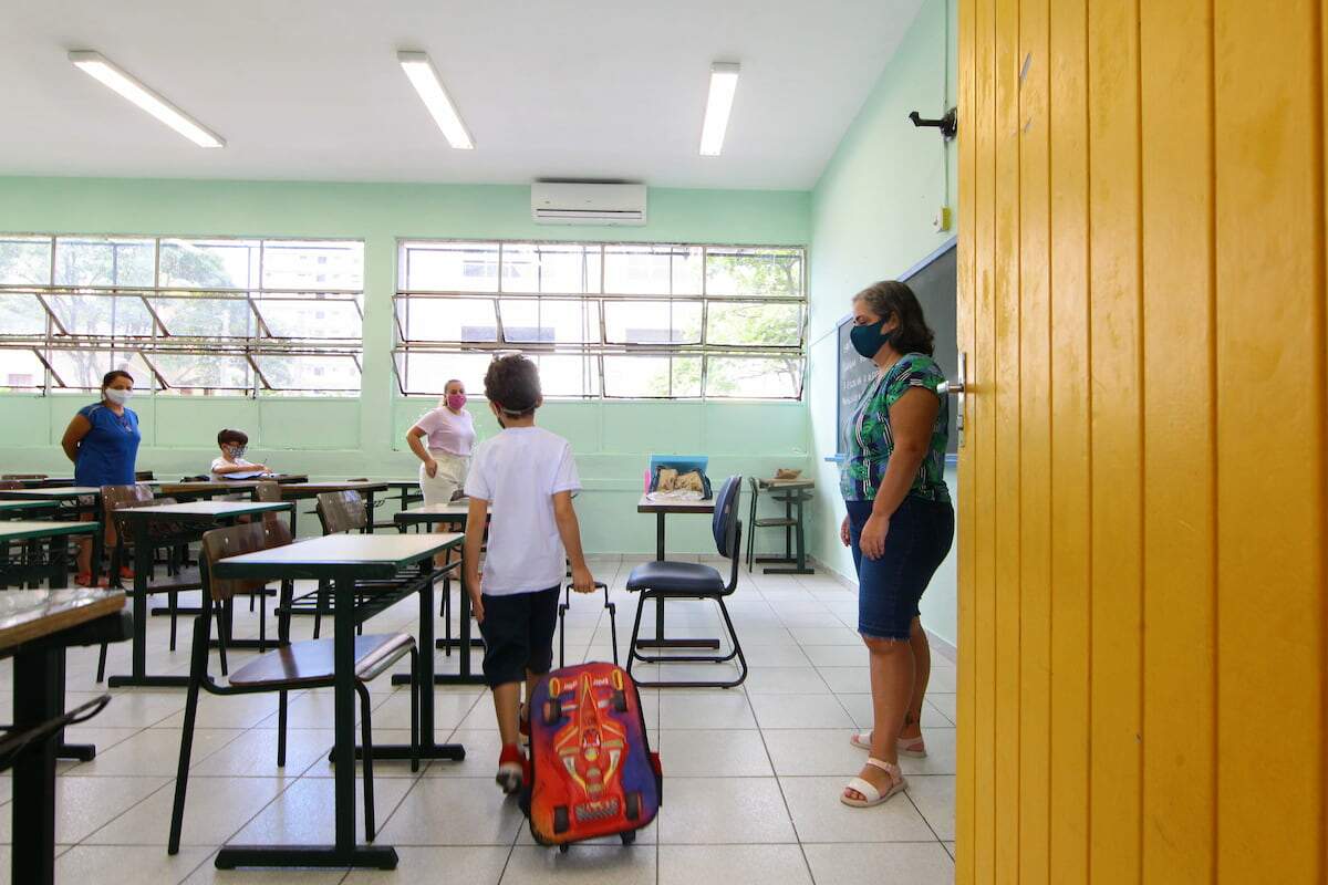 Pelo menos 2 docentes sucumbiram à doença na última semana, e há 51 infectados em escolas da região