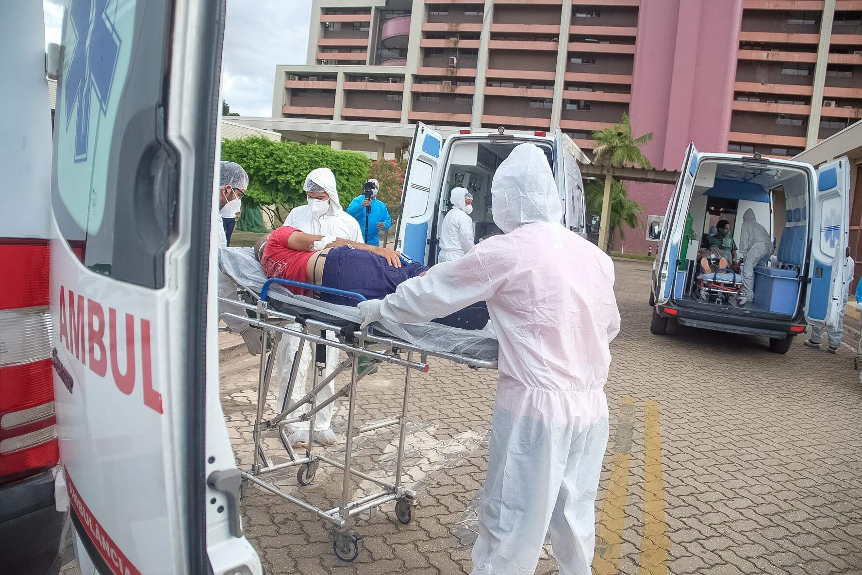 Paciente sendo transferido, no Pará
