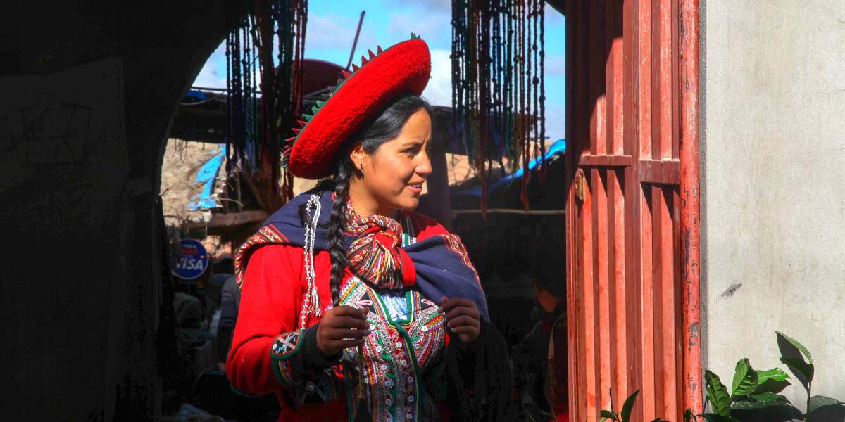 Fotógrafa registra força e beleza das mulheres peruanas, bolivianas e chilenas