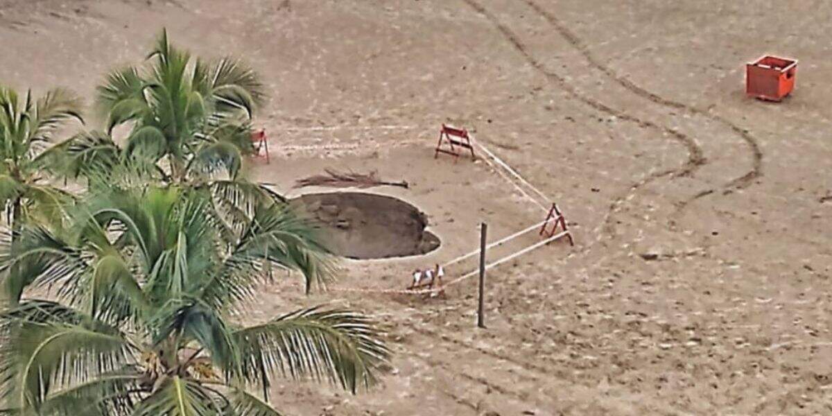 Morador registrou 'cratera misteriosa' na faixa de areia da praia do bairro Canto do Forte, em Praia Grande 