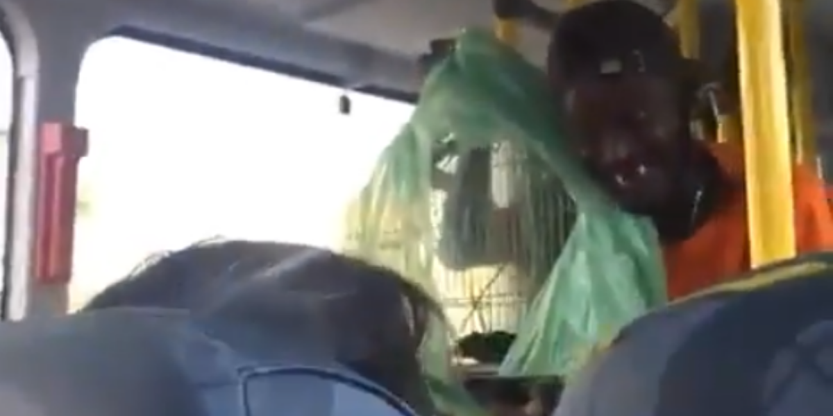 Dentro de ônibus, homem ameaça soltar rato se passageiros não derem dinheiro 
