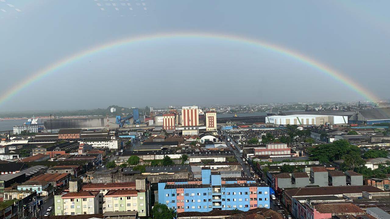 Arco-íris espetacular foi registrado no Centro de Santos