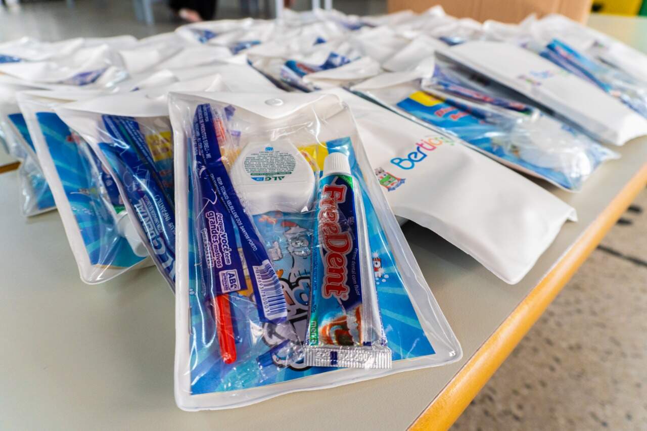 Kits de higiene bucal contém escova de dente, creme dental, fio dental e revista informativa