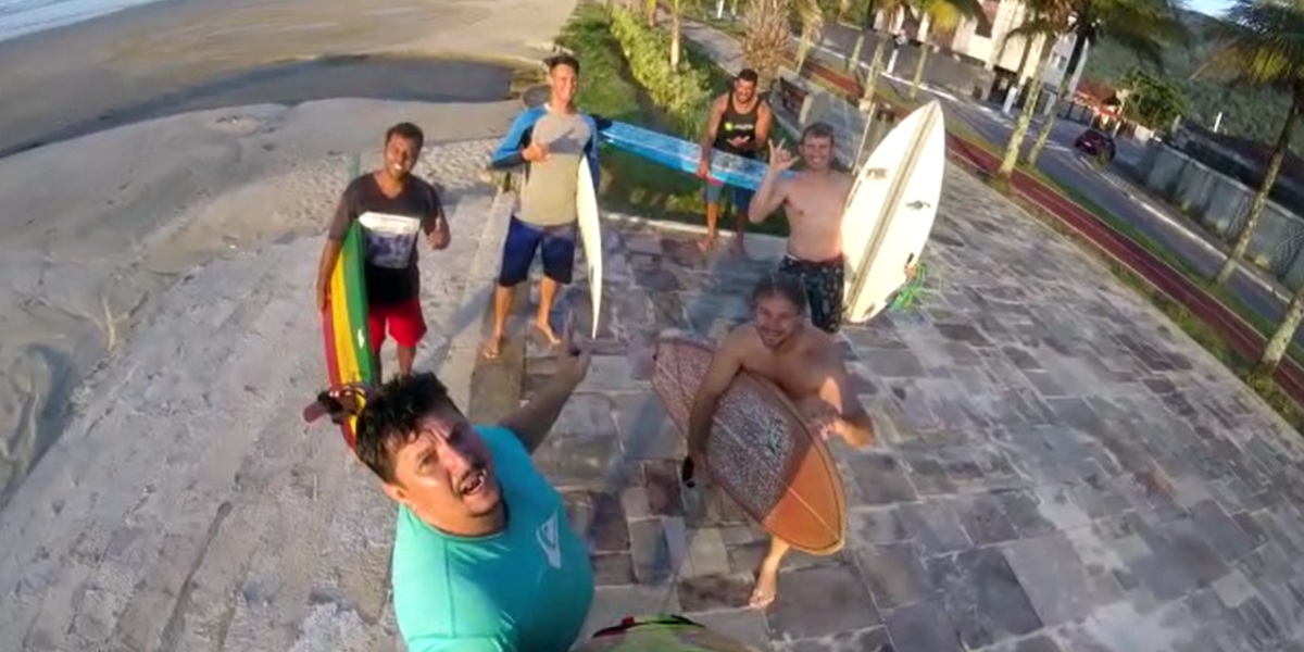 6 homens foram para a praia surfar na manhã deste domingo (21)