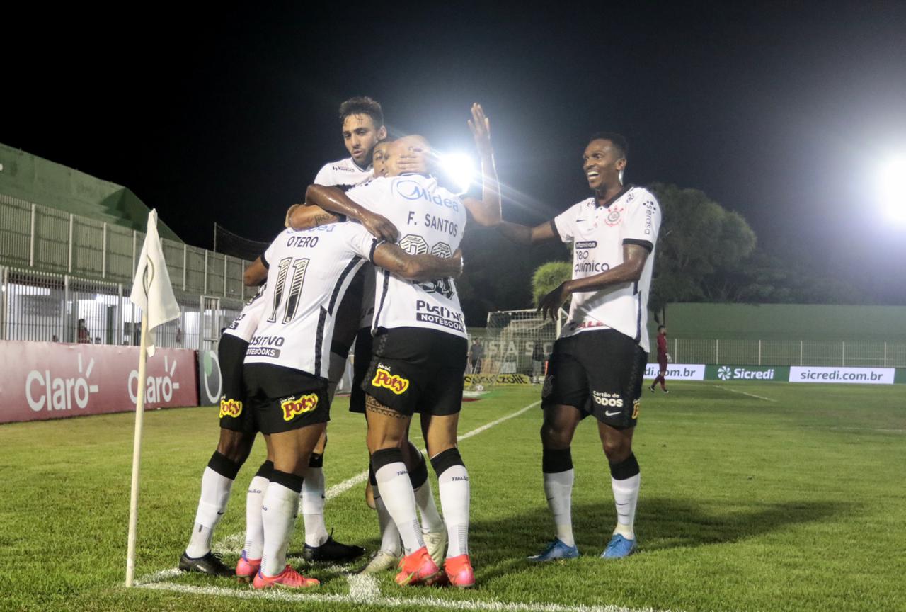 Atletas do Corinthians celebram classificação na Copa do Brasil