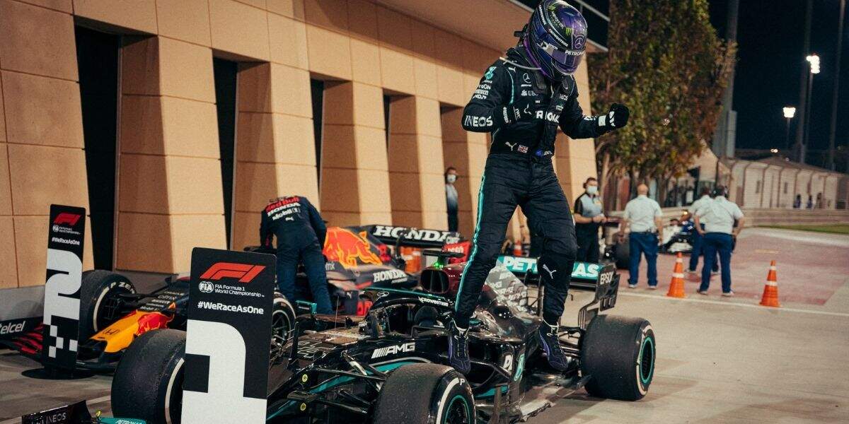 Lewis Hamilton, da Mercedes, celebra vitória na estreia da temporada da F1