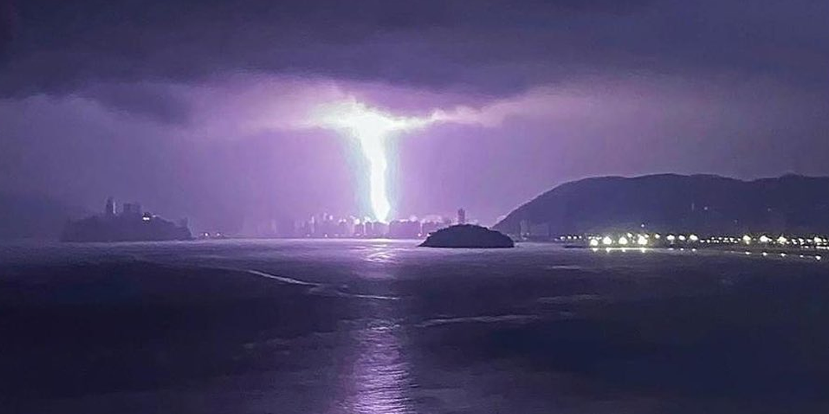 Foto feita da Ponta da Praia mostra descarga elétrica atingindo São Vicente