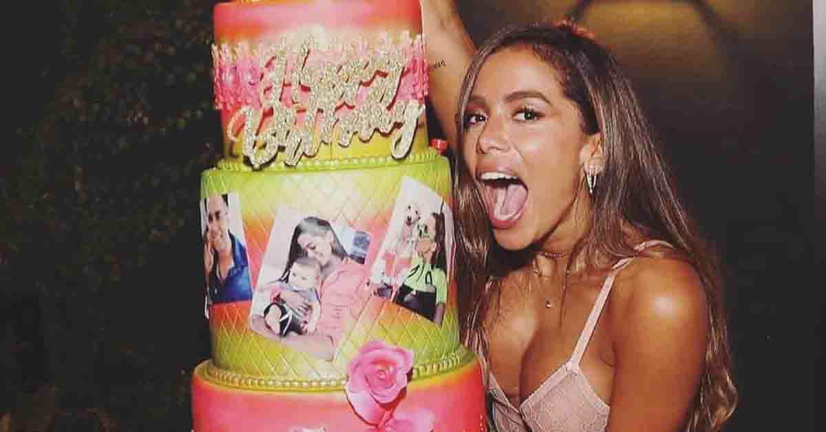 Anitta comemorou o aniversário em Miami nesta terça-feira (30) com festa e aglomeração