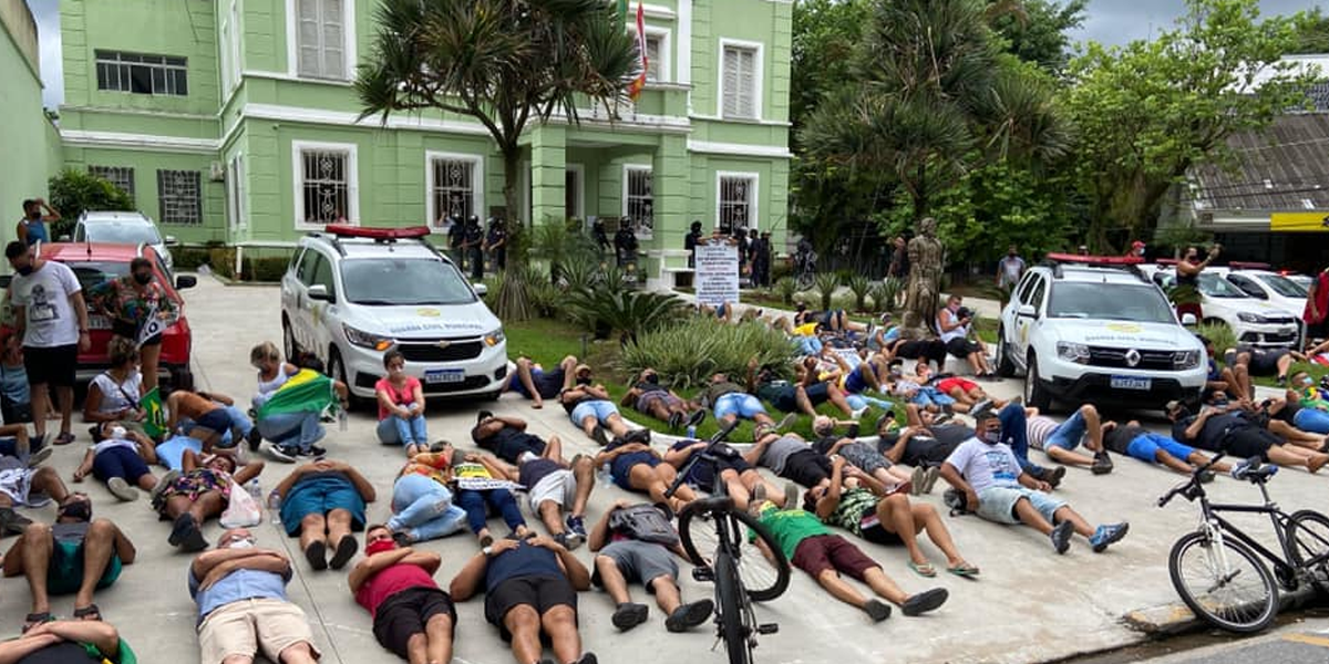 Comerciantes deitaram no chão durante ato em frente a prefeitura