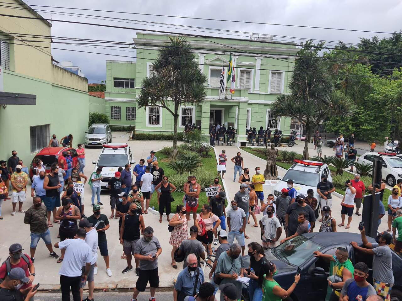 Grupo se concentrou na frente da Prefeitura de São Vicente na tarde desta terça-feira 