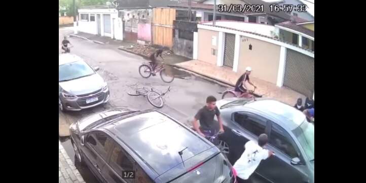 Nove jovens de bicicleta assaltaram motorista no Guarujá