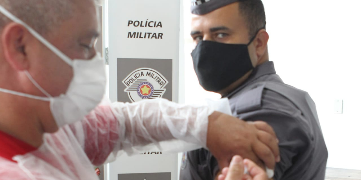 Na manhã desta segunda-feira (5), 215 pessoas foram imunizadas em Santos