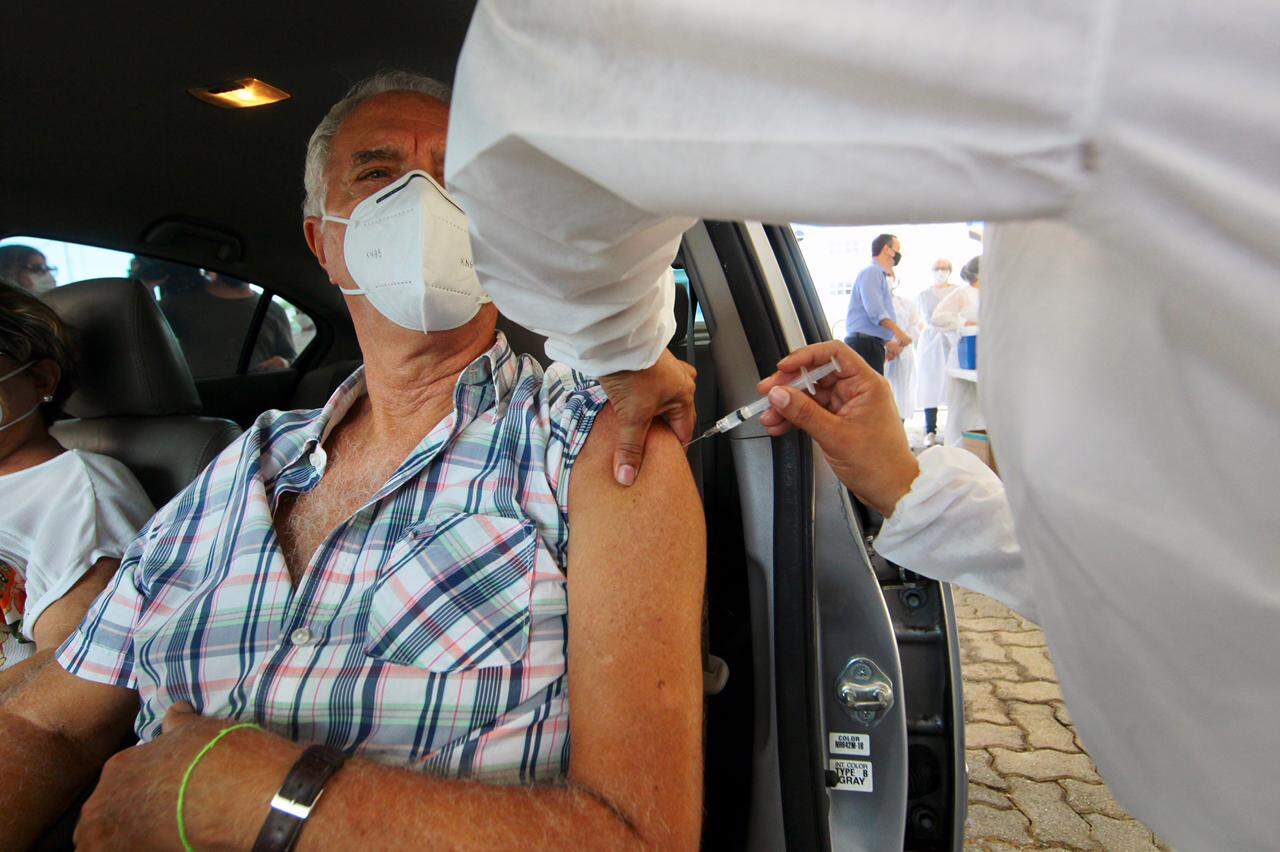 Aposentado de 76 anos recebe 2ª dose da vacina contra Covid-19 em Santos