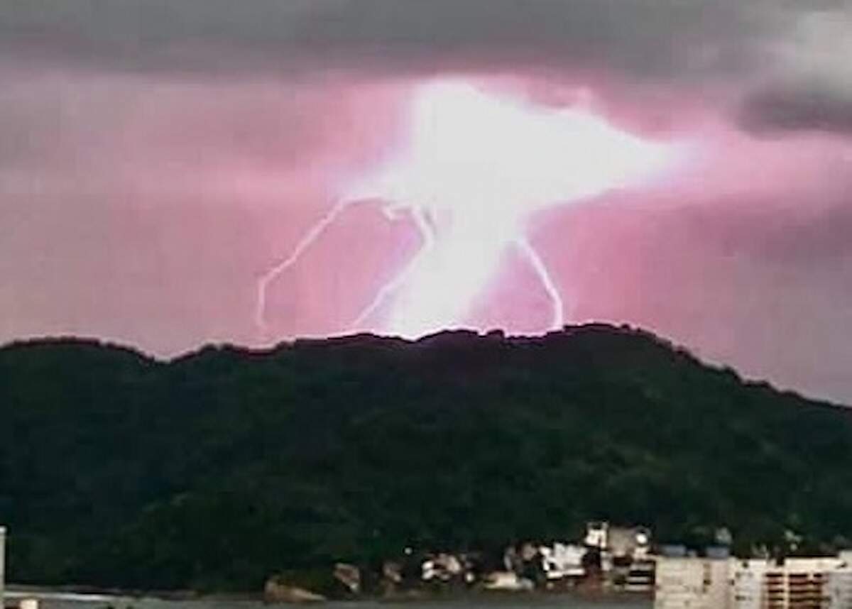 Morador de Santos fez o registro do raio caindo no Morro do Xixová