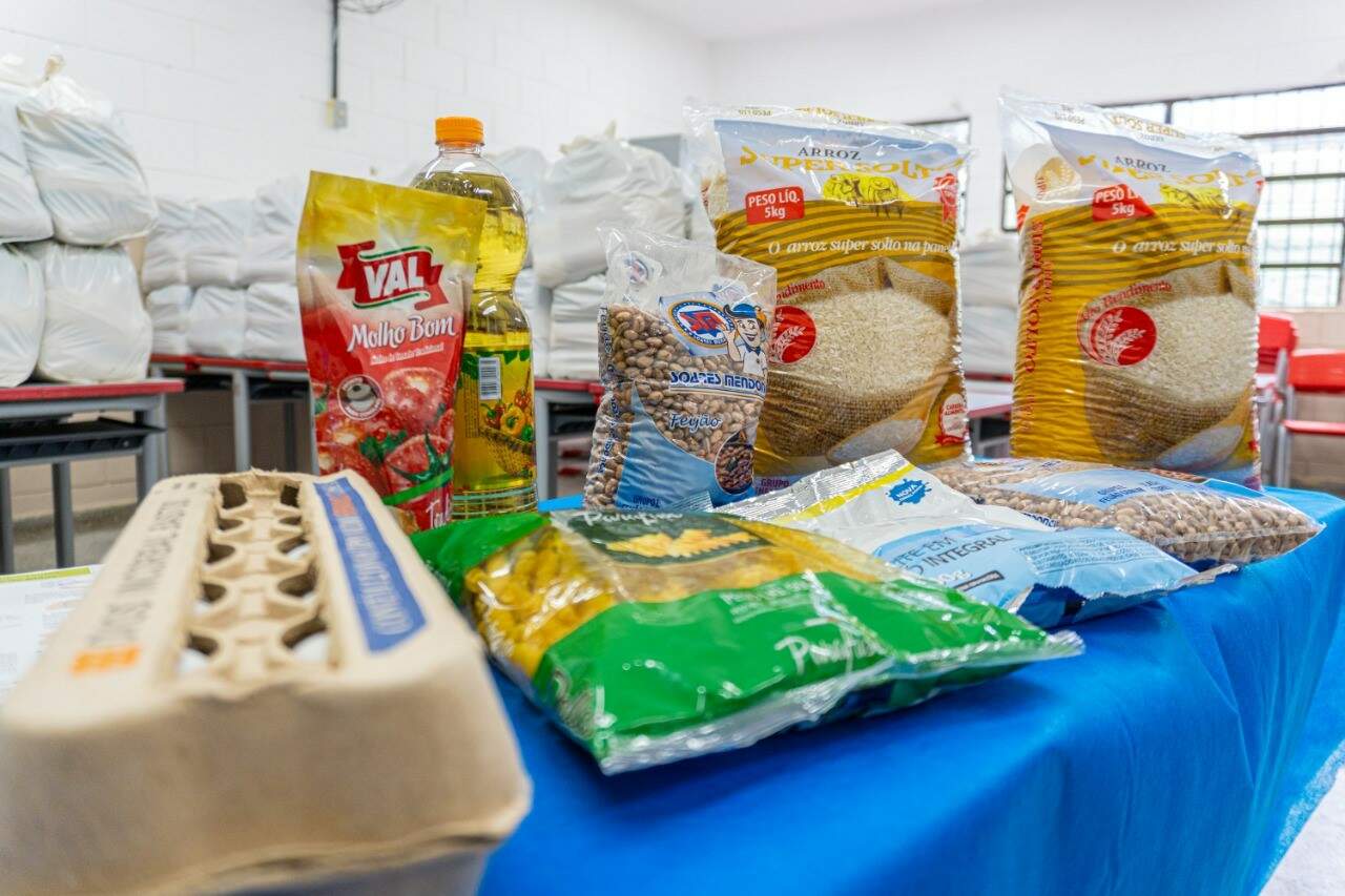 Prefeitura de Bertioga entrega mais de 7,6 mil kits de alimentos aos alunos da rede municipal