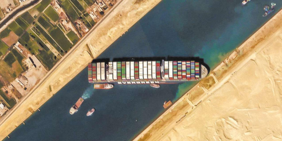 O navio cargueiro Ever Given, de 400 metros, ficou 6 dias encalhado no Canal de Suez