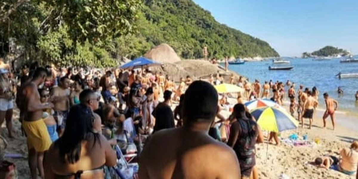 Centenas de pessoas se aglomeraram na praia do Sangava neste domingo 