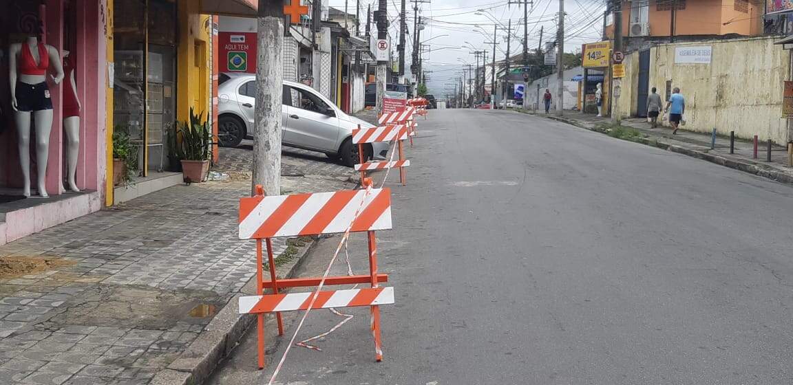 Obras na rede de esgoto causam interdição de trecho da Rua Frei Gaspar, em São Vicente