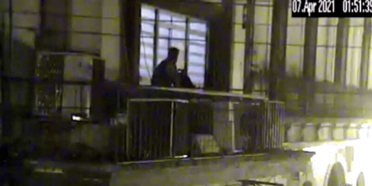 Câmeras detectaram o homem sobre a marquise do prédio furtando a tubulação
