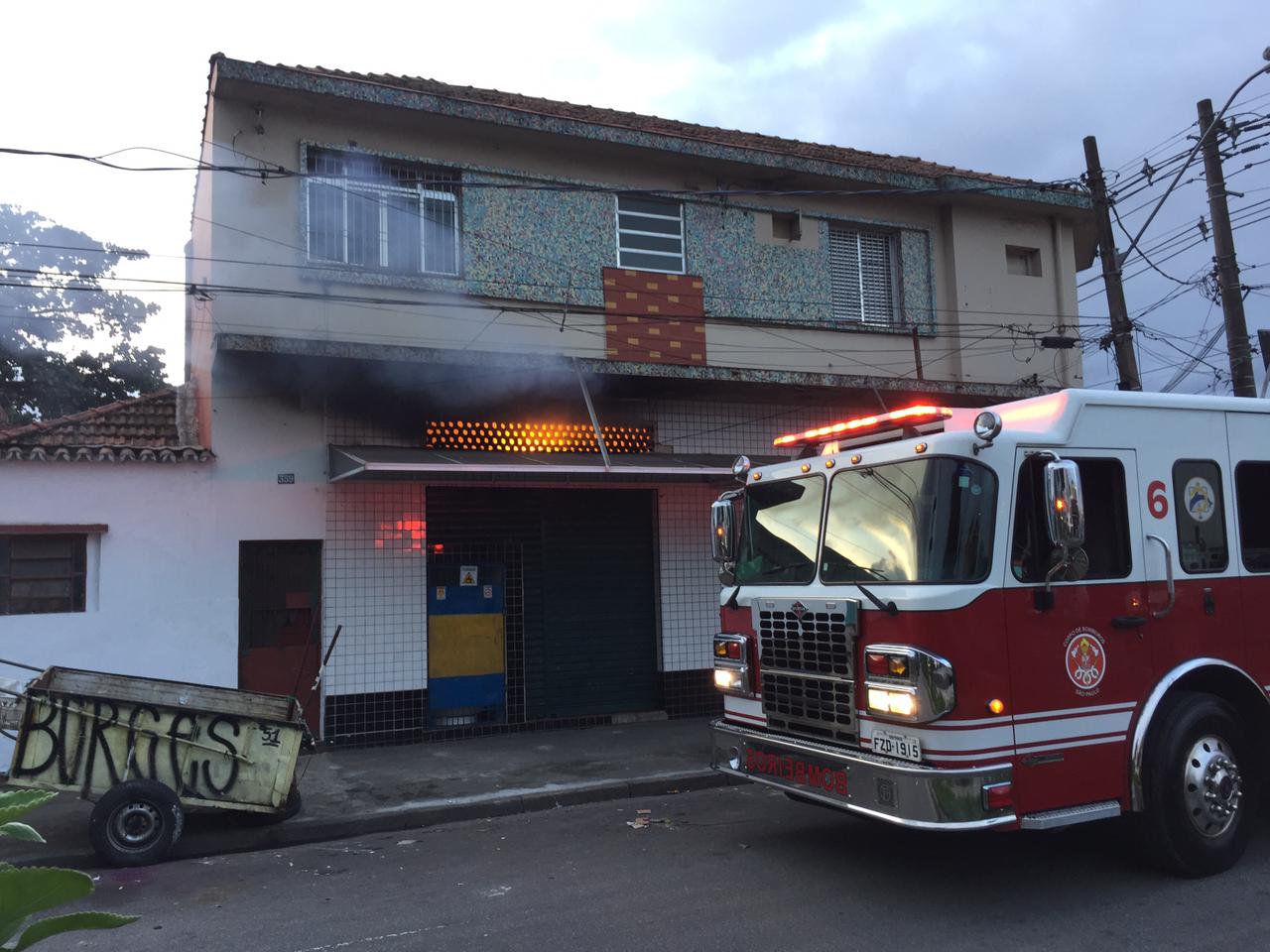 Incêndio atinge estabelecimento comercial em Santos