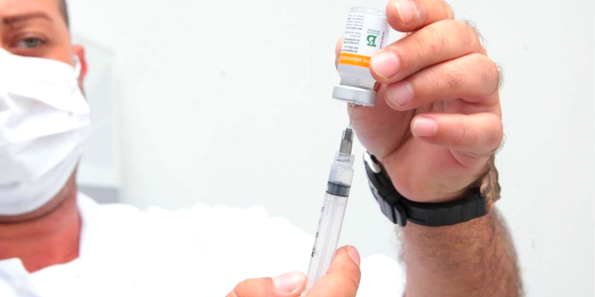 Vacinação contra covid-19 e gripe ocorrem ao mesmo tempo